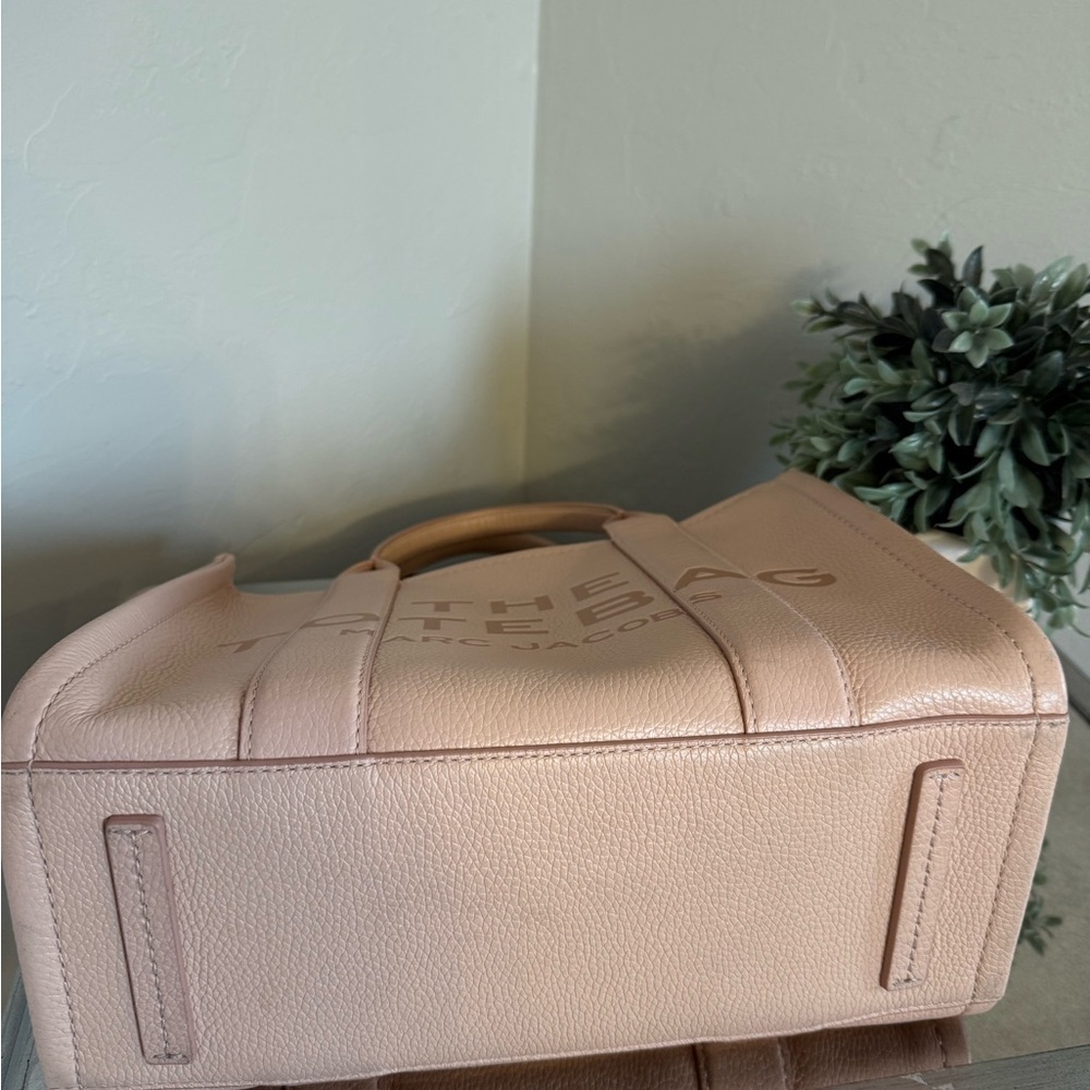 Auth Marc Jacobs Women's
The Leather Medium Tote In Rose - Picture 10 of 10